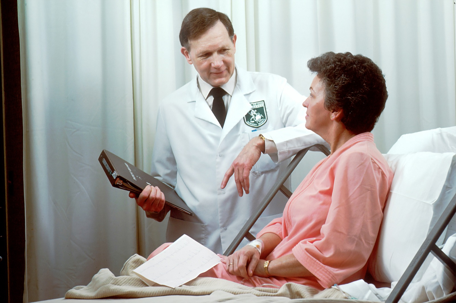 Doktor hastasıyla ilgileniyor